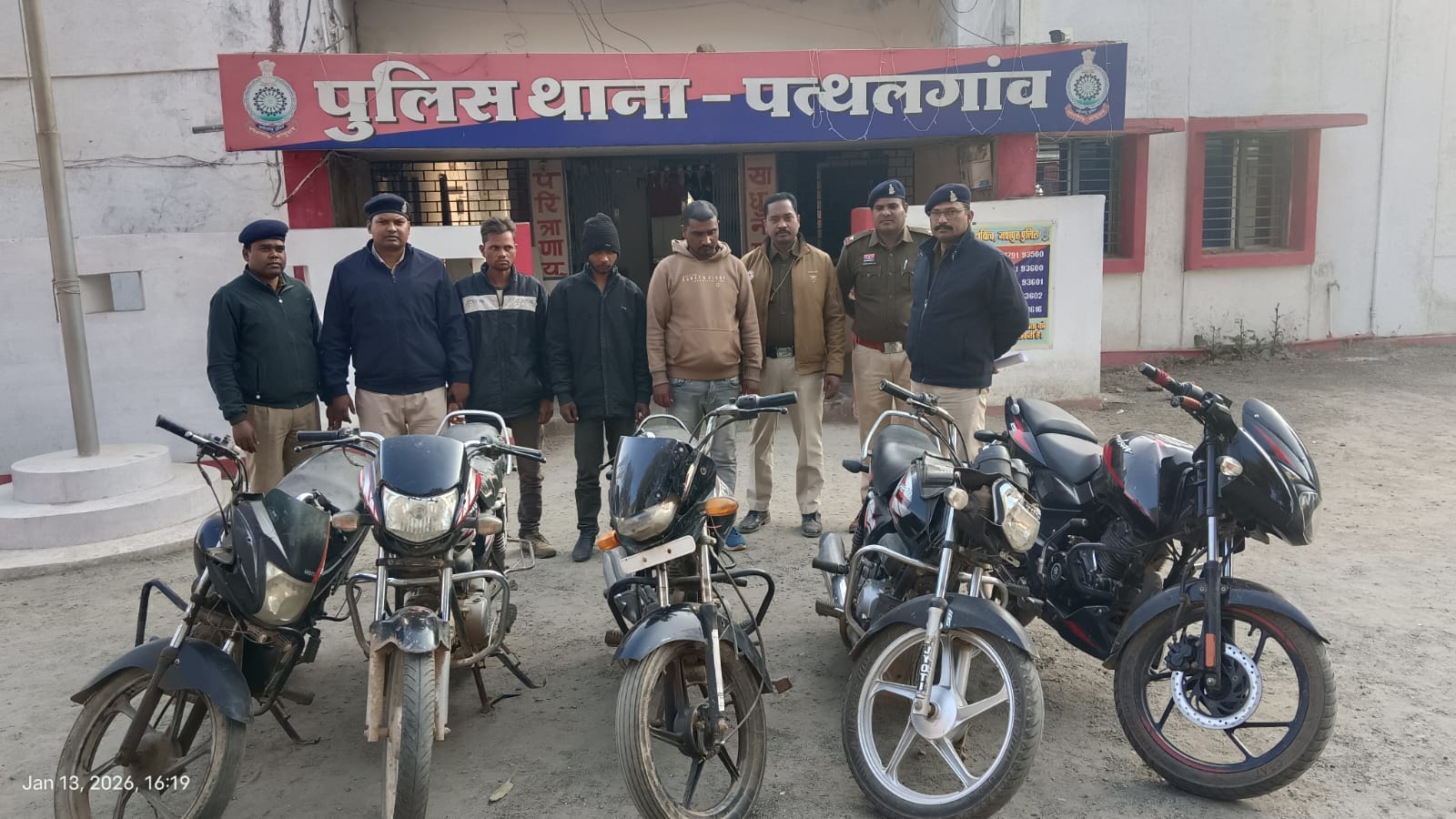 ⏺️ मोटर सायकल चोर गिरोह के 03 सदस्य गिरफ्तार, उनके कब्जे से पूर्व में चोरी किया हुआ अन्य 03 मोटर सायकल भी जप्त,