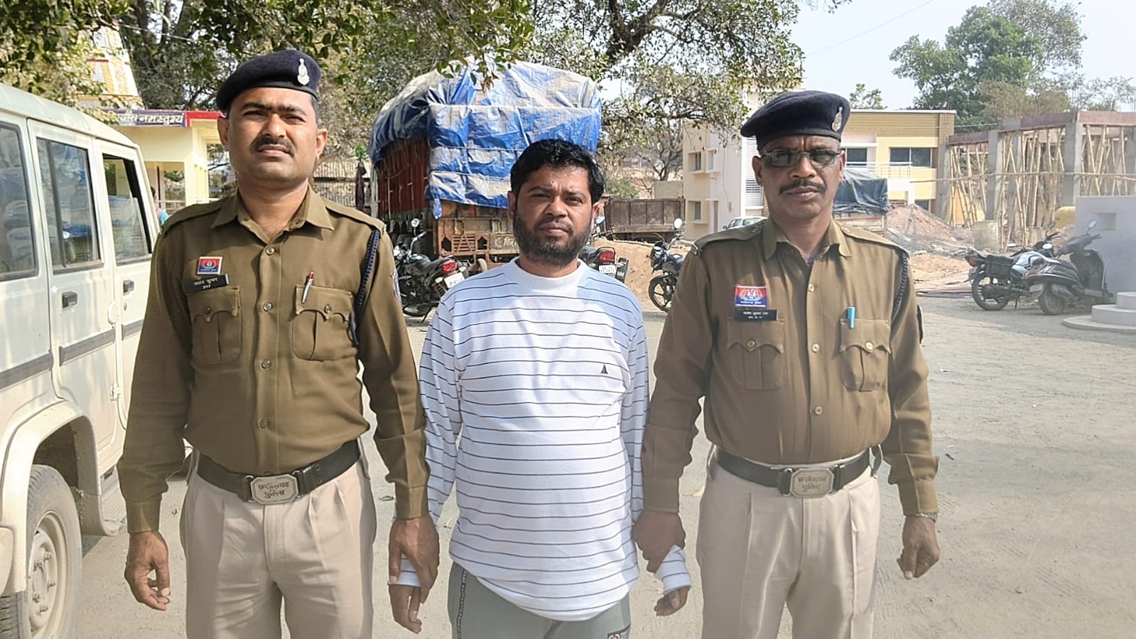 ⏺️ धान उपार्जन केन्द्र कोनपारा (तुमला) से 6.55 करोड़ के धान की अनियमितता का मास्टरमाइंड फरार आरोपी समिति प्रबंधक जयप्रकाश साहू गिरफ्तार,