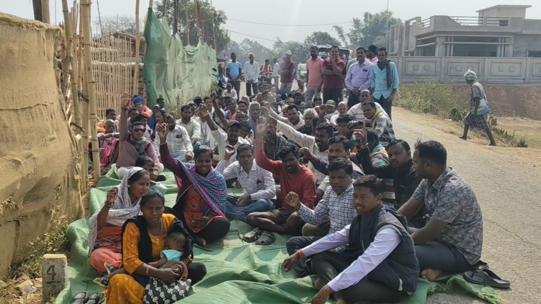 कोड़ासियां धान उपार्जन केंद्र में टोकन नहीं कटने को लेकर किसानों की नाराजगी, मंडी गेट पर बैठे किसान