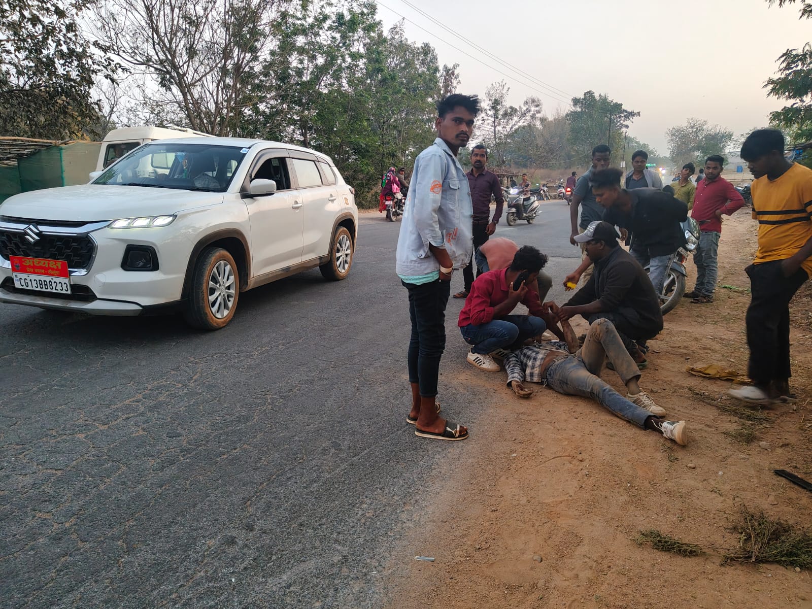 अज्ञात कार का कहर! बाइक सवार युवक को रौंदकर फरार, सड़क पर तड़पता रहा लहूलुहान युवक