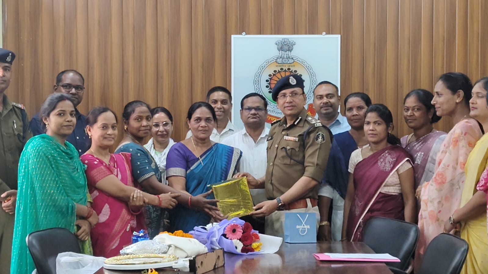 पुलिस कार्यालय रायगढ़ की मुख्य लिपिक मनोरमा बोहिदार 31 वर्षों की सेवा के बाद सेवानिवृत्त, गरिमामय समारोह में दी गई भावभीनी विदाई