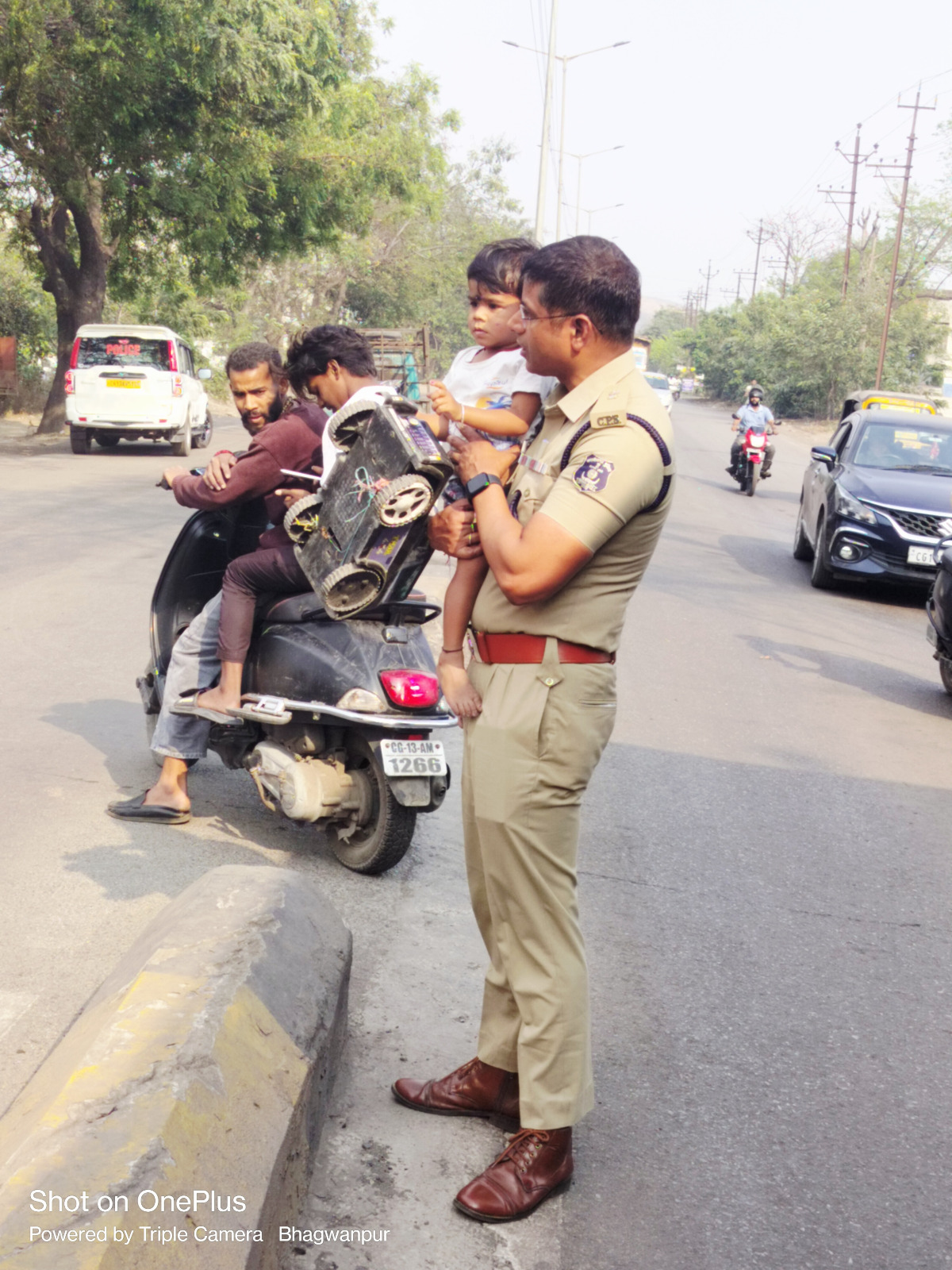 🚨 खाकी का मानवीय दायित्व — एडिशनल एसपी अनिल सोनी ने सड़क पर भटक रहे 2 वर्षीय बालक को मां से मिलाया