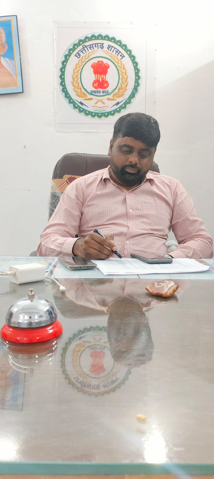 लैलूंगा राजस्व विभाग में भूचाल! प्रभारी तहसीलदार उज्वल पाण्डे का कड़ा एक्शन—लापरवाह पटवारियों पर गिरेगी गाज”