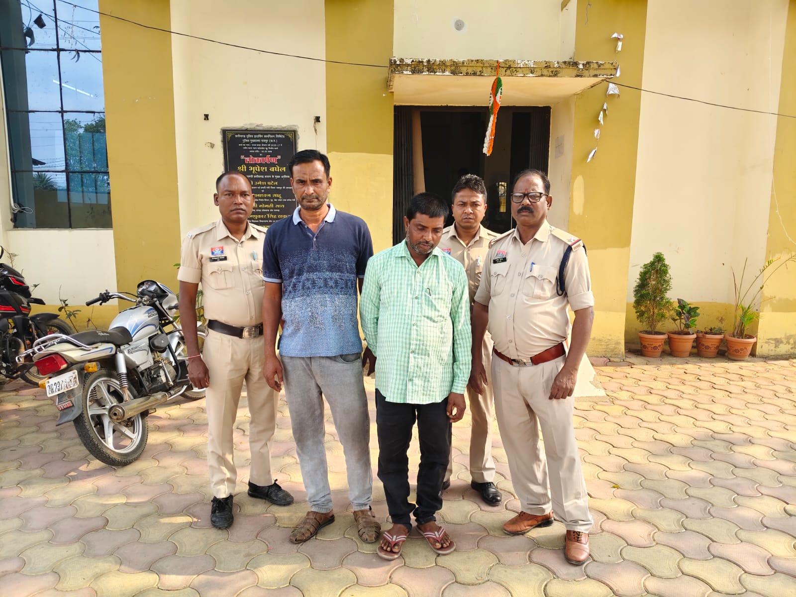 ➡️ किया था 8 लाख 39 हजार 500 रु की 33 हजार 850 नग पी डी एस बारदानों(बोरियों )का गबन, मुख्य आरोपी रिजवान अली व बारदानों के खरीददार सुधीर साहू को पुलिस ने किया गिरफ्तार, भेजा जेल