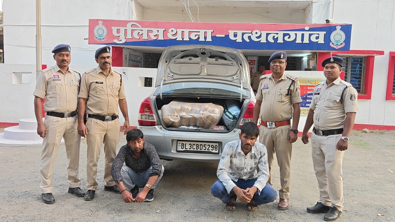 ➡️ ऑपरेशन आघात:जशपुर व रायगढ़ पुलिस की संयुक्त कार्यवाही, पत्थलगांव में पकड़ा एक कार से 112 किलो 770 ग्राम अवैध मादक प्रदार्थ गांजा, दो आरोपी गिरफ्तार भेजा जेल