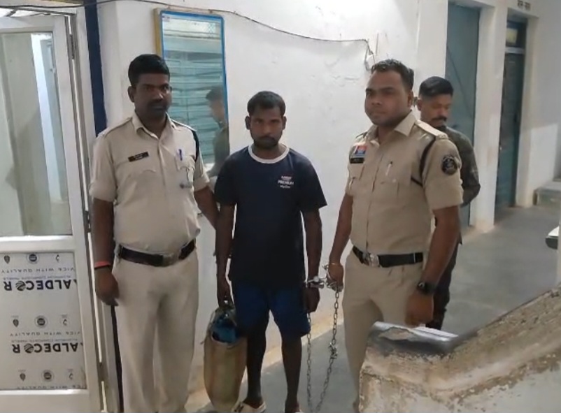 *➡️ जादू टोना के शक में बुजुर्ग महिला की लकड़ी के डंडे से मारकर की हत्या, आरोपी गिरफ्तार भेजा जेल*