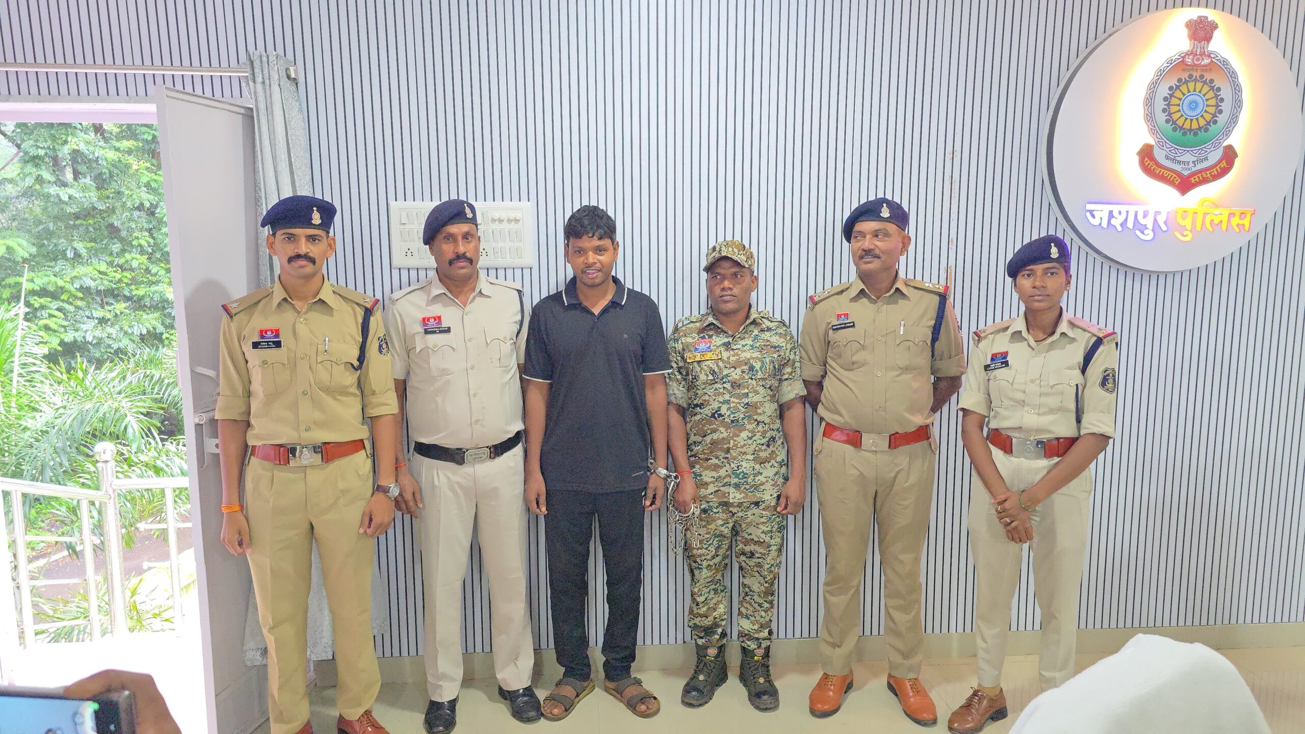 ➡️ पुलिस घेराबंदी पर इंसास रायफल एवं अन्य हथियार छोड़कर फरार आरोपी पलटू दास चढ़ा पुलिस के हत्थे, मुंबई से ढूंढ लाई जशपुर पुलिस, गिरफ्तार आरोपी पुलिस रिमांड पर
